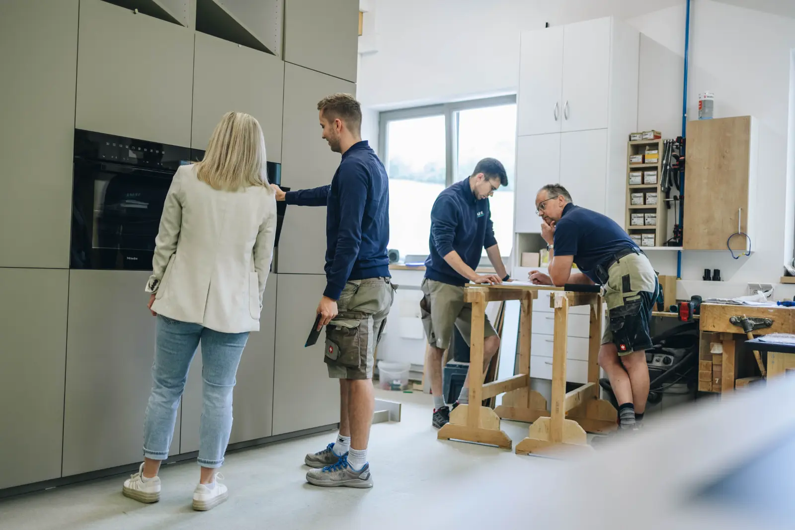 Kundengespräch in der Werkstatt der Schreinerei Stahl